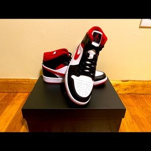 Air jordan 1 mid gym red